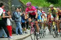 Jan Ullrich und Verfolger auf Schlu�runde
GP Schwarzwald 2005
[� by J�rgen Burkhardt, B�renhofstra�e 25, 70771 Leinfelden-Echterdingen. Telefon 0711/791424, Fax 0711/791437.Postbank Stuttgart(BLZ 600 100 70) Konto 234130-708) www.radsportfoto.de. Bitte zwei Belegexemplare zusenden. Nutzung ist honorarpflichtig gemaess MFM zzgl. 16% MWSt. Drittrechte sind nicht geklaert. NO MODEL RELEASE. Jede Weitergabe dieses Materials an Dritte ohne ausdrueckliche Genehmigung ist untersagt.]

