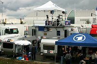 7. etappe Luneville - Karlsruhe 228,5 km
Technik-Zone von ARD mit Platz f�r Moderatoren auf Regiewagen
[� by J�rgen Burkhardt, B�renhofstra�e 25, 70771 Leinfelden-Echterdingen. Telefon 0711/791424, Fax 0711/791437.Postbank Stuttgart(BLZ 600 100 70) Konto 234130-708) www.radsportfoto.de. Bitte zwei Belegexemplare zusenden. Nutzung ist honorarpflichtig gemaess MFM zzgl. 16% MWSt. Drittrechte sind nicht geklaert. NO MODEL RELEASE. Jede Weitergabe dieses Materials an Dritte ohne ausdrueckliche Genehmigung ist untersagt.]

