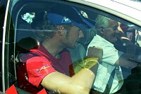 12. Etappe Briancon - Digne-les-Bains
Tom Boonen als Tr�ger des gr�nen Sprint-Trikots nimmt den Start verletzt im Mannschaftswagen auf.
[� by J�rgen Burkhardt, B�renhofstra�e 25, 70771 Leinfelden-Echterdingen. Telefon 0711/791424, Fax 0711/791437.Postbank Stuttgart(BLZ 600 100 70) Konto 234130-708) www.radsportfoto.de. Bitte zwei Belegexemplare zusenden. Nutzung ist honorarpflichtig gemaess MFM zzgl. 16% MWSt. Drittrechte sind nicht geklaert. NO MODEL RELEASE. Jede Weitergabe dieses Materials an Dritte ohne ausdrueckliche Genehmigung ist untersagt.]

