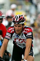 Etappe Grenoble - Courchevel
Ivan Basso, Team CSC
[� by J�rgen Burkhardt, B�renhofstra�e 25, 70771 Leinfelden-Echterdingen. Telefon 0711/791424, Fax 0711/791437.Postbank Stuttgart(BLZ 600 100 70) Konto 234130-708) www.radsportfoto.de. Bitte zwei Belegexemplare zusenden. Nutzung ist honorarpflichtig gemaess MFM zzgl. 16% MWSt. Drittrechte sind nicht geklaert. NO MODEL RELEASE. Jede Weitergabe dieses Materials an Dritte ohne ausdrueckliche Genehmigung ist untersagt.]

