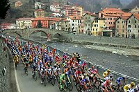96. Mailand - Sanremo
Fahrerfeld bei Campo Ligure
