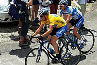 9. Etappe Gerardmer - M�hlhausen
Lance Armstrong mit Jos� Azevedo
[� by J�rgen Burkhardt, B�renhofstra�e 25, 70771 Leinfelden-Echterdingen. Telefon 0711/791424, Fax 0711/791437.Postbank Stuttgart(BLZ 600 100 70) Konto 234130-708) www.radsportfoto.de. Bitte zwei Belegexemplare zusenden. Nutzung ist honorarpflichtig gemaess MFM zzgl. 16% MWSt. Drittrechte sind nicht geklaert. NO MODEL RELEASE. Jede Weitergabe dieses Materials an Dritte ohne ausdrueckliche Genehmigung ist untersagt.]

