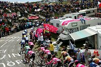 9. Etappe Gerardmer - M�hlhausen
Peloton mit Discovery Channel Team und T-Mobile in Front
[� by J�rgen Burkhardt, B�renhofstra�e 25, 70771 Leinfelden-Echterdingen. Telefon 0711/791424, Fax 0711/791437.Postbank Stuttgart(BLZ 600 100 70) Konto 234130-708) www.radsportfoto.de. Bitte zwei Belegexemplare zusenden. Nutzung ist honorarpflichtig gemaess MFM zzgl. 16% MWSt. Drittrechte sind nicht geklaert. NO MODEL RELEASE. Jede Weitergabe dieses Materials an Dritte ohne ausdrueckliche Genehmigung ist untersagt.]

