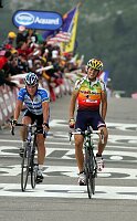 Etappe Grenoble - Courchevel
Alejandro Valverde, Illes Balears siegt vor
Lance Armstrong, Discovery Channel
[� by J�rgen Burkhardt, B�renhofstra�e 25, 70771 Leinfelden-Echterdingen. Telefon 0711/791424, Fax 0711/791437.Postbank Stuttgart(BLZ 600 100 70) Konto 234130-708) www.radsportfoto.de. Bitte zwei Belegexemplare zusenden. Nutzung ist honorarpflichtig gemaess MFM zzgl. 16% MWSt. Drittrechte sind nicht geklaert. NO MODEL RELEASE. Jede Weitergabe dieses Materials an Dritte ohne ausdrueckliche Genehmigung ist untersagt.]

