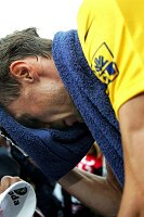 Etappe Grenoble - Courchevel
Jens Voigt im gelben Trikot v�llig ersch�pft
[� by J�rgen Burkhardt, B�renhofstra�e 25, 70771 Leinfelden-Echterdingen. Telefon 0711/791424, Fax 0711/791437.Postbank Stuttgart(BLZ 600 100 70) Konto 234130-708) www.radsportfoto.de. Bitte zwei Belegexemplare zusenden. Nutzung ist honorarpflichtig gemaess MFM zzgl. 16% MWSt. Drittrechte sind nicht geklaert. NO MODEL RELEASE. Jede Weitergabe dieses Materials an Dritte ohne ausdrueckliche Genehmigung ist untersagt.]

