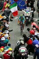 11. Etappe Courchevel - Briancon 173 km
Alexandre Vinokourov alleine in Front am Galibier
[� by J�rgen Burkhardt, B�renhofstra�e 25, 70771 Leinfelden-Echterdingen. Telefon 0711/791424, Fax 0711/791437.Postbank Stuttgart(BLZ 600 100 70) Konto 234130-708) www.radsportfoto.de. Bitte zwei Belegexemplare zusenden. Nutzung ist honorarpflichtig gemaess MFM zzgl. 16% MWSt. Drittrechte sind nicht geklaert. NO MODEL RELEASE. Jede Weitergabe dieses Materials an Dritte ohne ausdrueckliche Genehmigung ist untersagt.]

